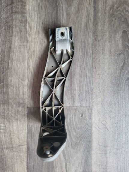 Držák předního levého blatníku Audi A4 B6 8E0821137В