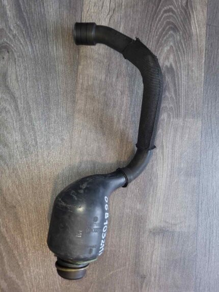 Odlučovač oleje, odvětrání klikové skříně Audi A4 B6 06b103211h