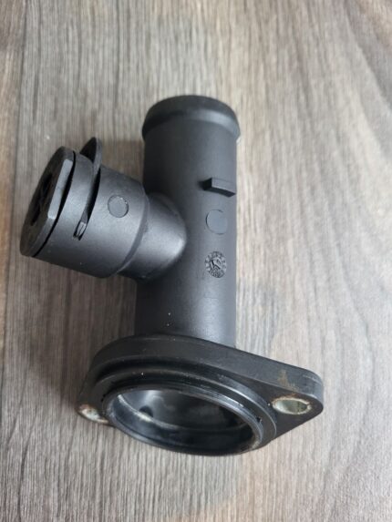 Příruba chladiva Audi A4 B6 03L121121A