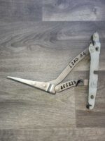 Smyčka levá zadního víka zavazadlového prostoru  Audi A4 B6 8E5827301 - Obrázek 2