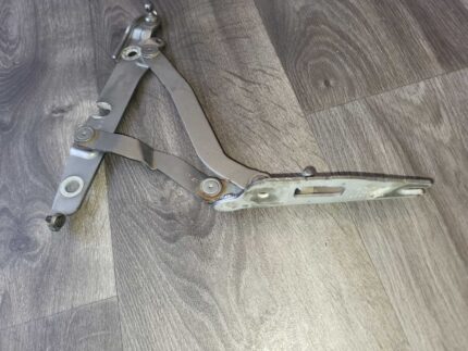 Smyčka levá zadního víka zavazadlového prostoru  Audi A4 B6 8E5827301