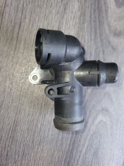 Příruba chladiva  AUDI A4 B6 B7 06B121133D