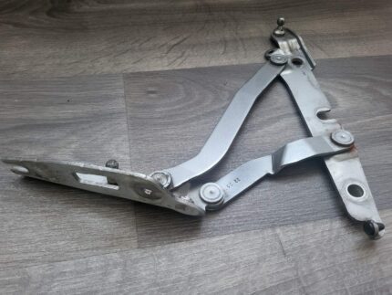 Smyčka pravá zadního víka zavazadlového prostoru Audi A4 B6 8E5827302