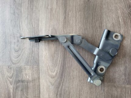 Závěs kapoty pravý Škoda Fabia 6Y0823302A