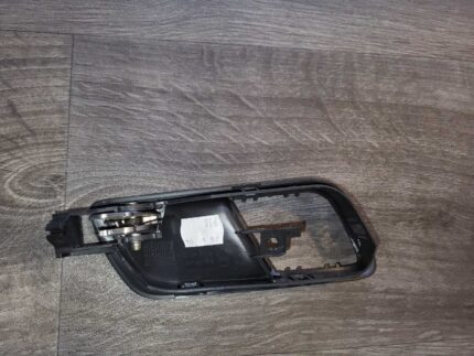 Vnitřní přední levá dveřní klika Škoda Fabia 6Q0837247