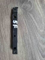 Příchytka krycí lišty autorádia levá Škoda Fabia 6Y1857953