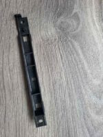 Příchytka krycí lišty autorádia levá Škoda Fabia 6Y1857953 - Obrázek 3