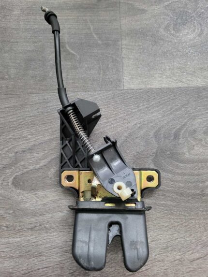 Zámek zavazadlového prostoru AUDI A4 01-09 (SEDAN) 8E5827505B