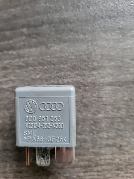 Multifunkční relé Audi A4 8D0951253