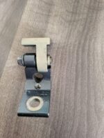 Horní závěs zadních pravých dveří Škoda Fabia 6Y0833402B