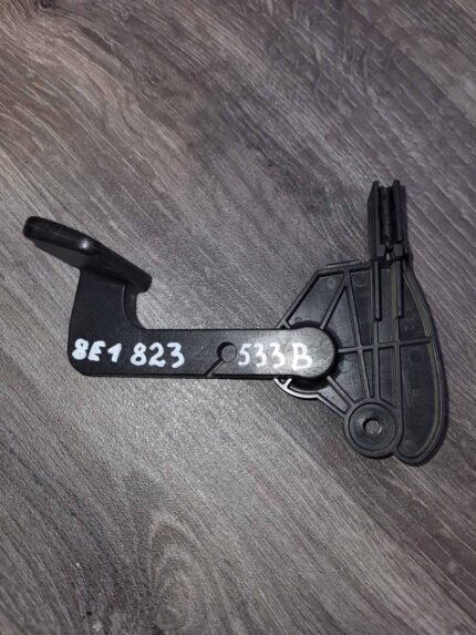 Otevírání krytu motoru Audi A4 8E1823533B