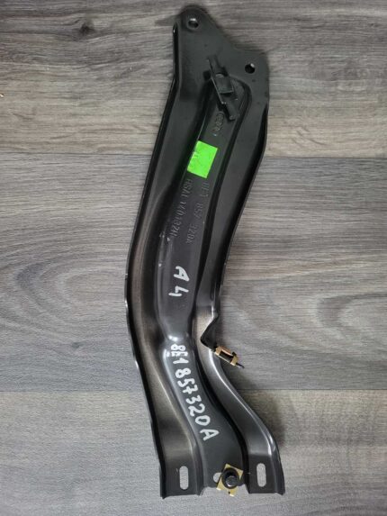 Upevnění předního pravého světlometu Audi A4 B6 sedan 8E1857320A