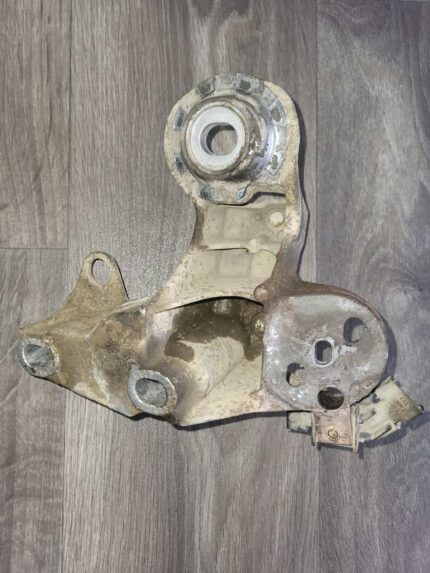 Konzola motoru pravá Audi A4 8E0199352