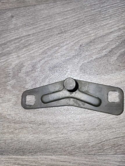 Zajišťovací plech zámku zavazadlového prostoru Audi A4 8E5827507