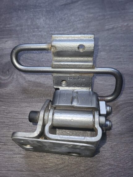 Pant dveří spodní zadní pravý  Audi A4 8E0833412E