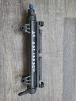 Vstřikovací lišta Škoda Fabia 03E133320 - Obrázek 2