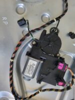 Stahovací mechanismus okna mechanický přední pravý Škoda Fabia  6Y0837756B - Obrázek 3