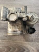 Hrdlo škrticí klapky Škoda Fabia 036133062N - Obrázek 3