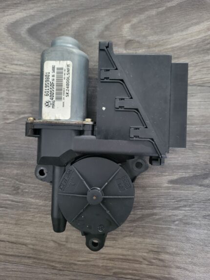 Motorek stahování oken levý Škoda Fabia 601959801